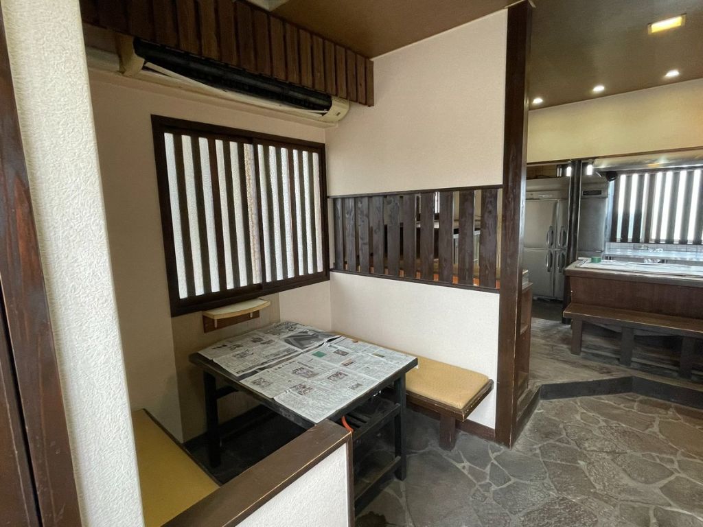 ボックス席 - 木格子窓・エアコン