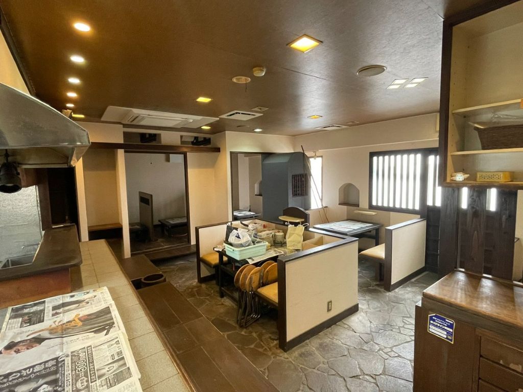 カウンター越しの厨房