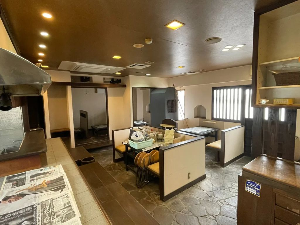 客席エリア全景 - ボックス席・カウンター・換気扇