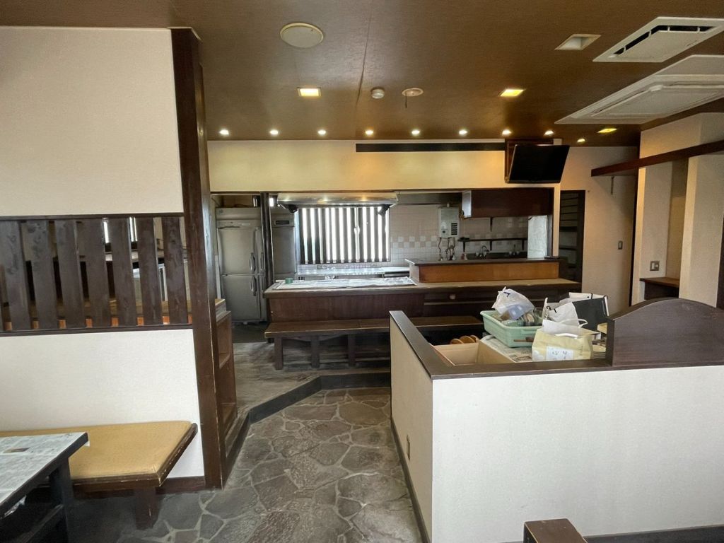 カウンター越し全景 - 冷蔵ショーケース・棚・格子